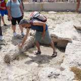 Qui gli archeologi si accorgono subito della presenza di numerose tombe preistoriche disseminate sulla superficie della costa...